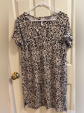 Cable & Gauge Leopard Print Shift Dress | Chic | Minimalist | Day-to-Night | M